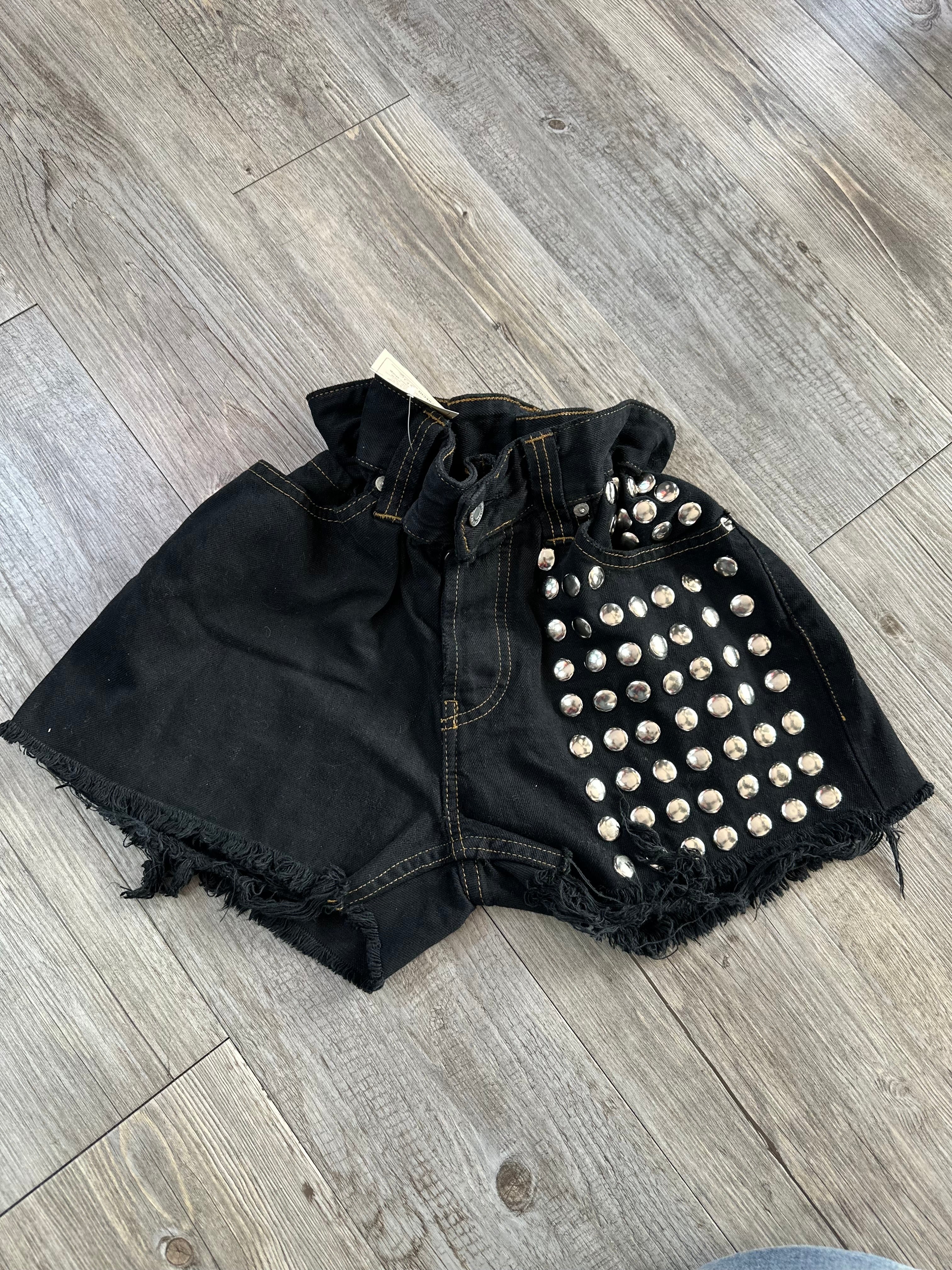 SHORT LEVIS MODIFICADOS TACHUELAS