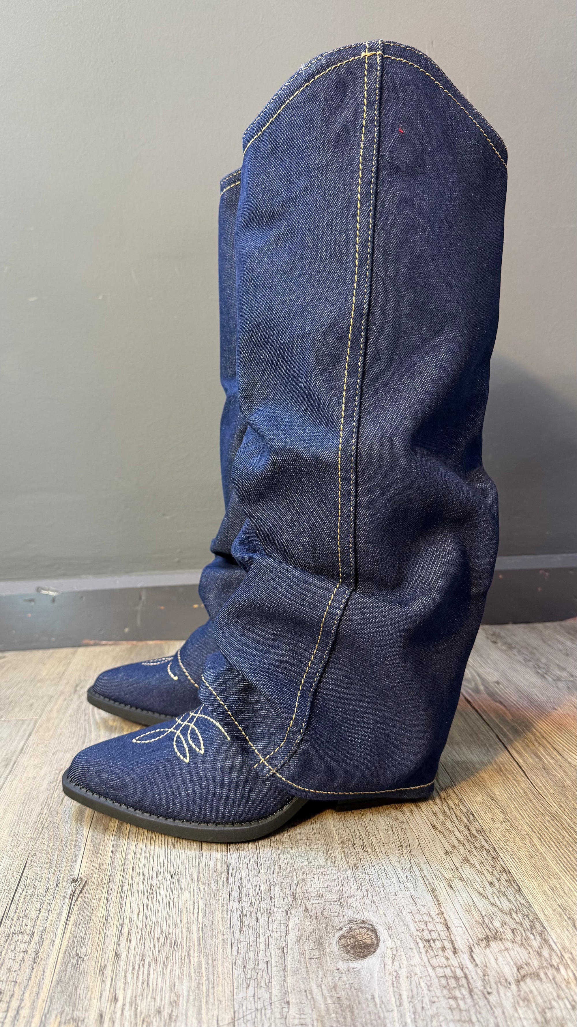 ￼ Botas, pantalón Cowboy vaquera oscura