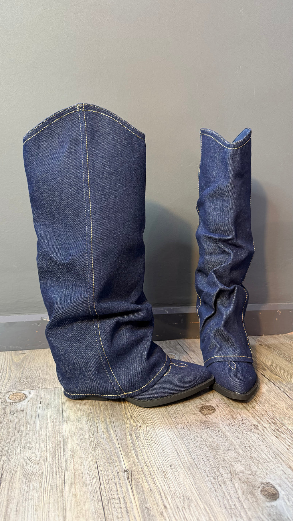 ￼ Botas, pantalón Cowboy vaquera oscura