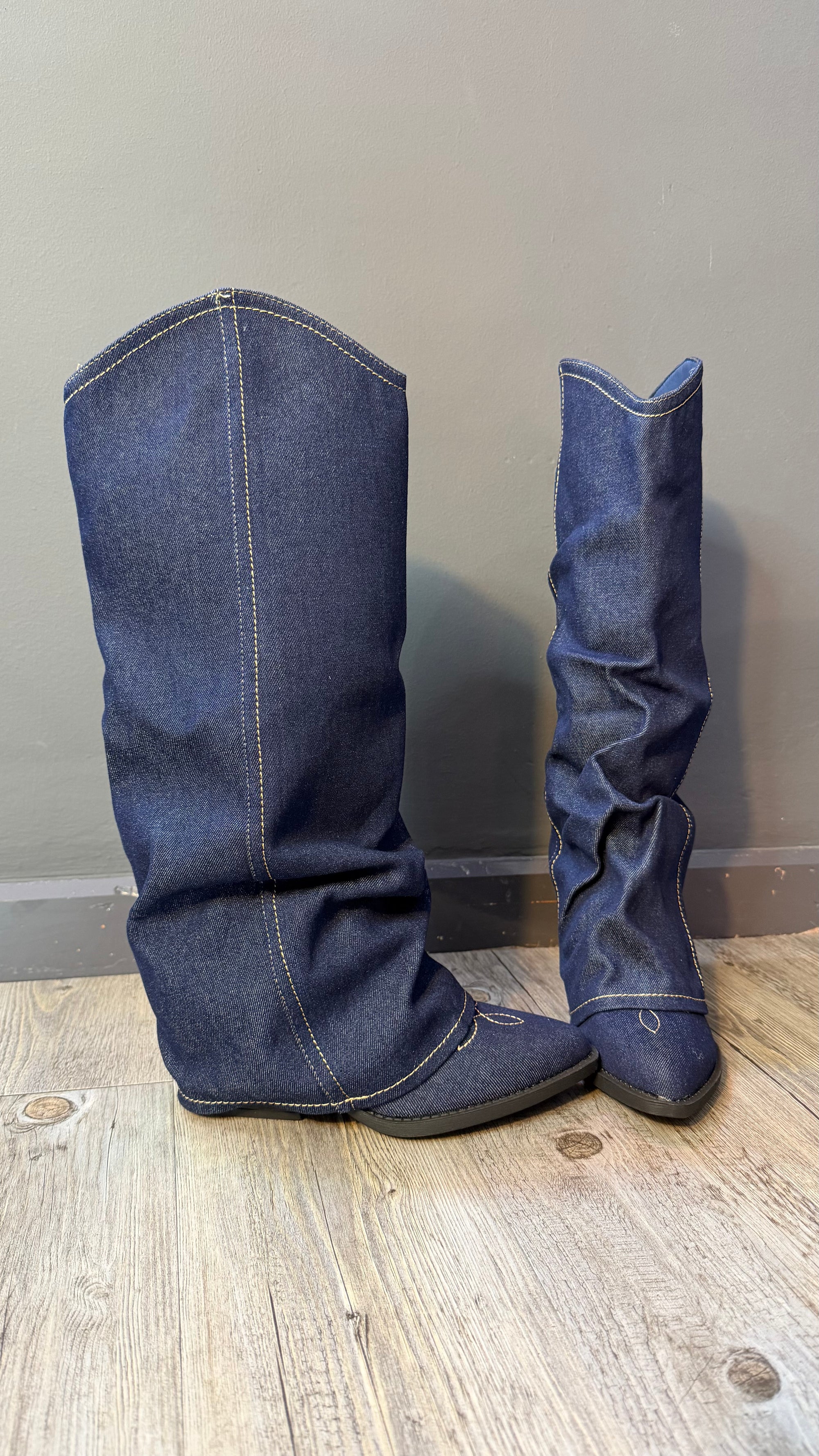 ￼ Botas, pantalón Cowboy vaquera oscura