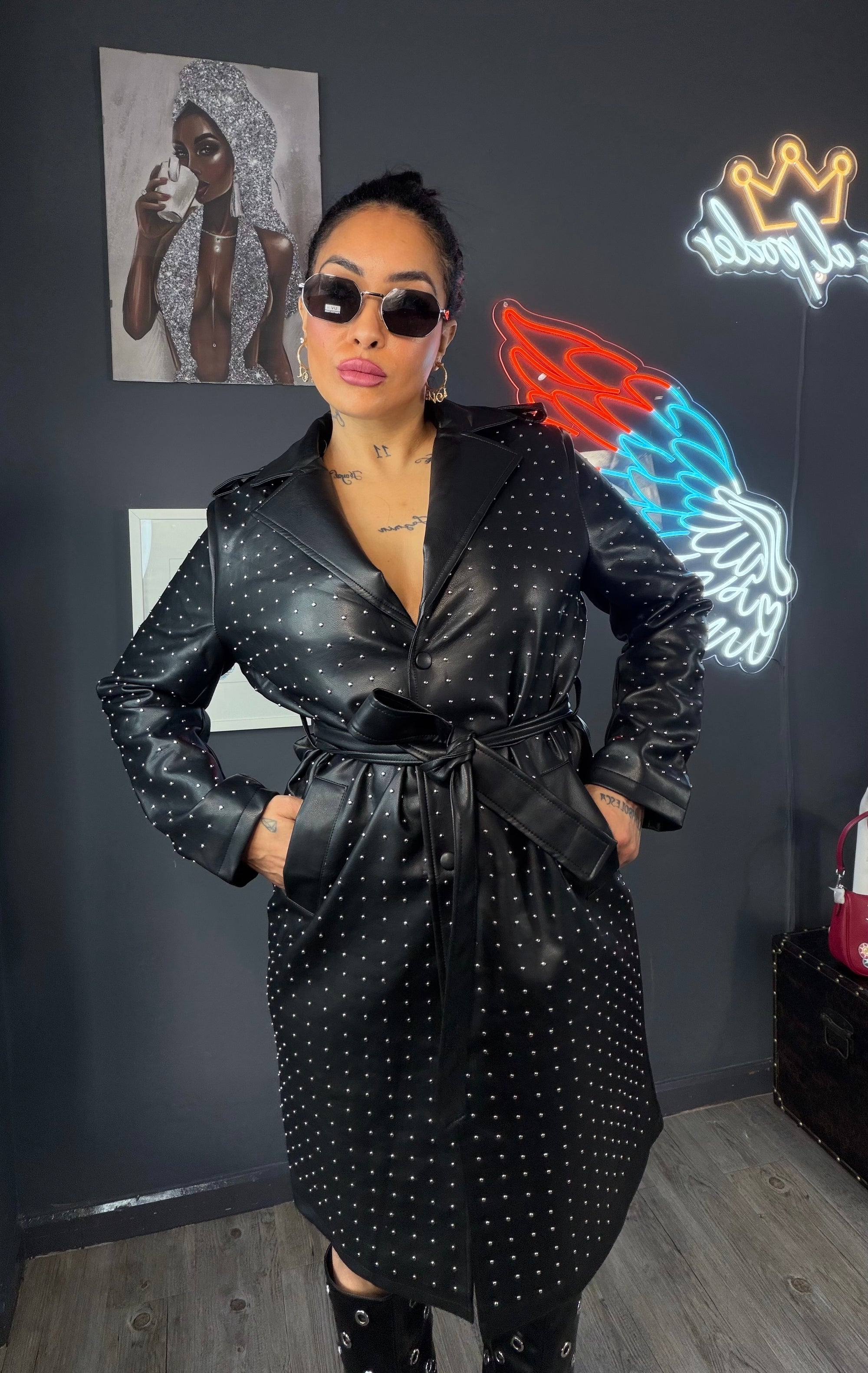 Gabardina de cuero alta, calidad, importada y detalles de tachuelas