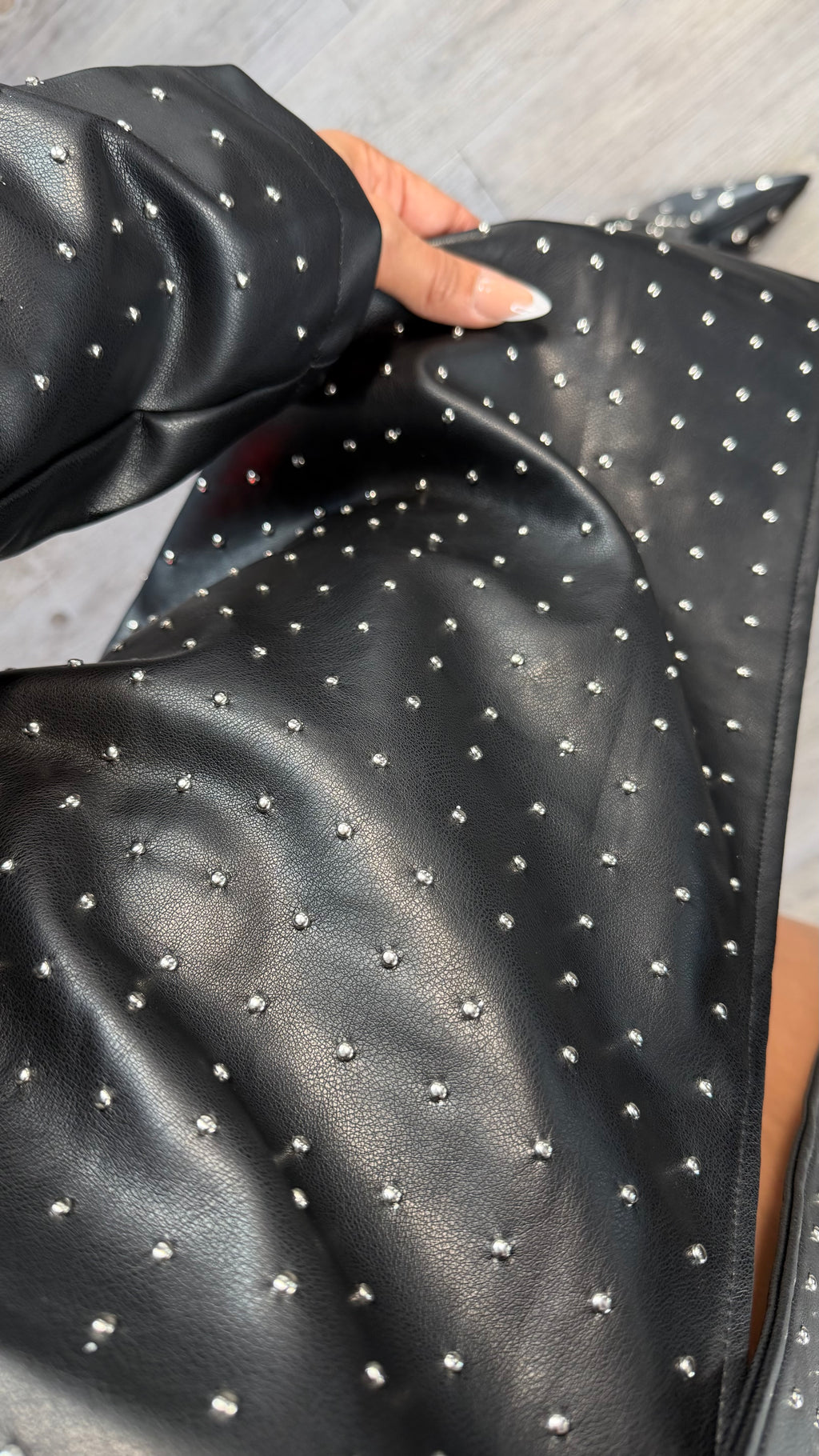 Gabardina de cuero alta, calidad, importada y detalles de tachuelas