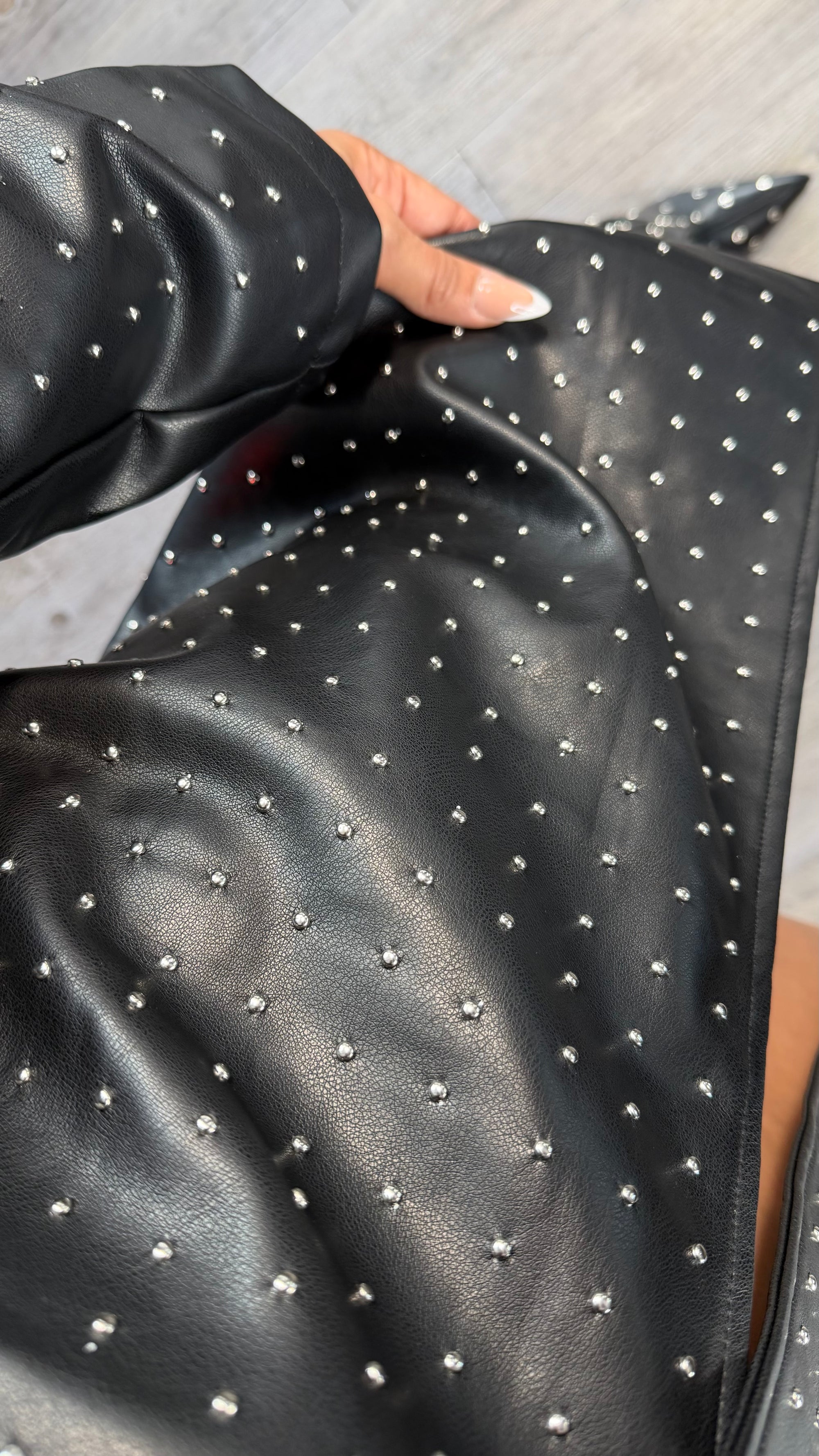 Gabardina de cuero alta, calidad, importada y detalles de tachuelas