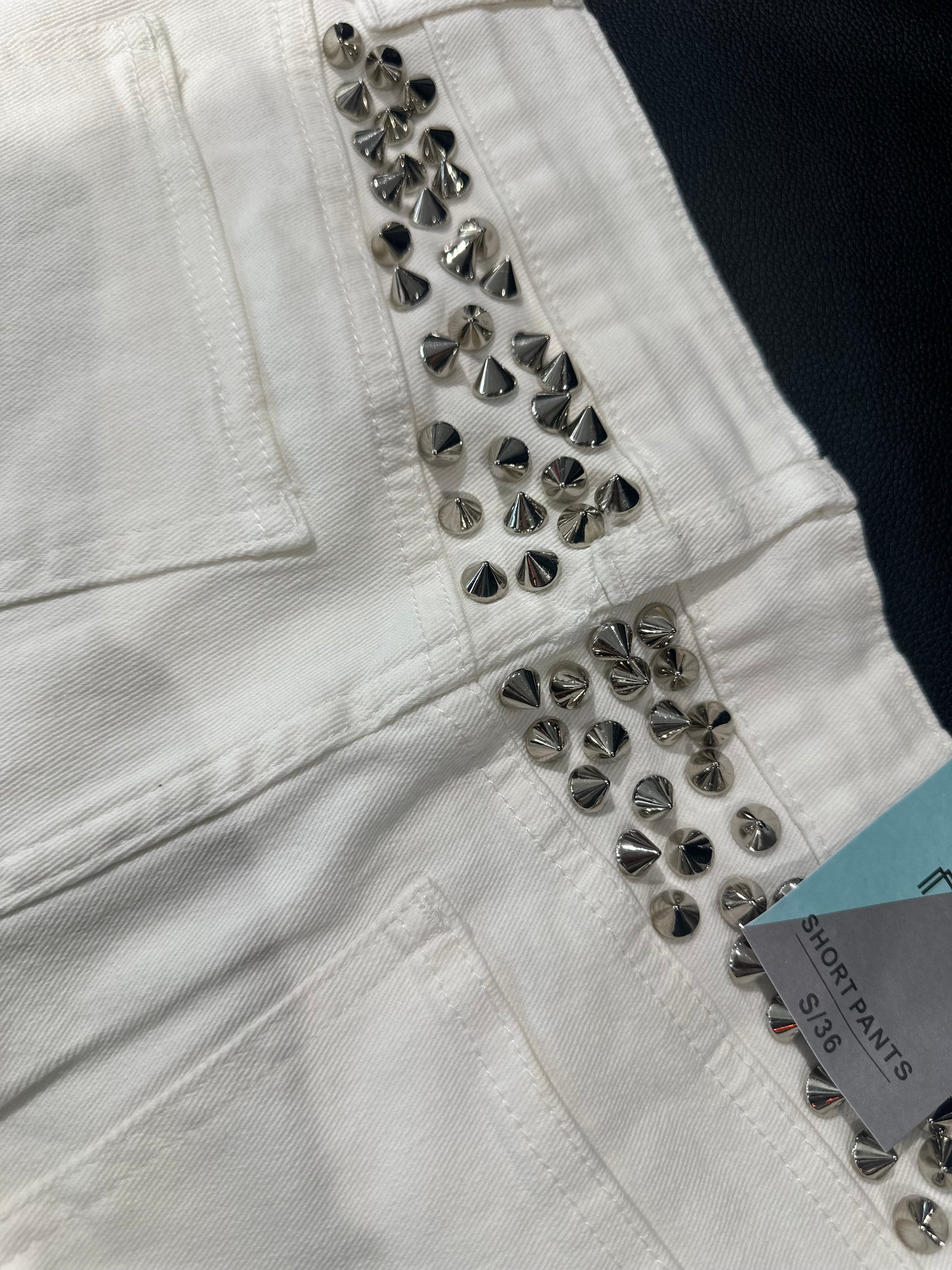 Short, elástico, vaquero tachuelas