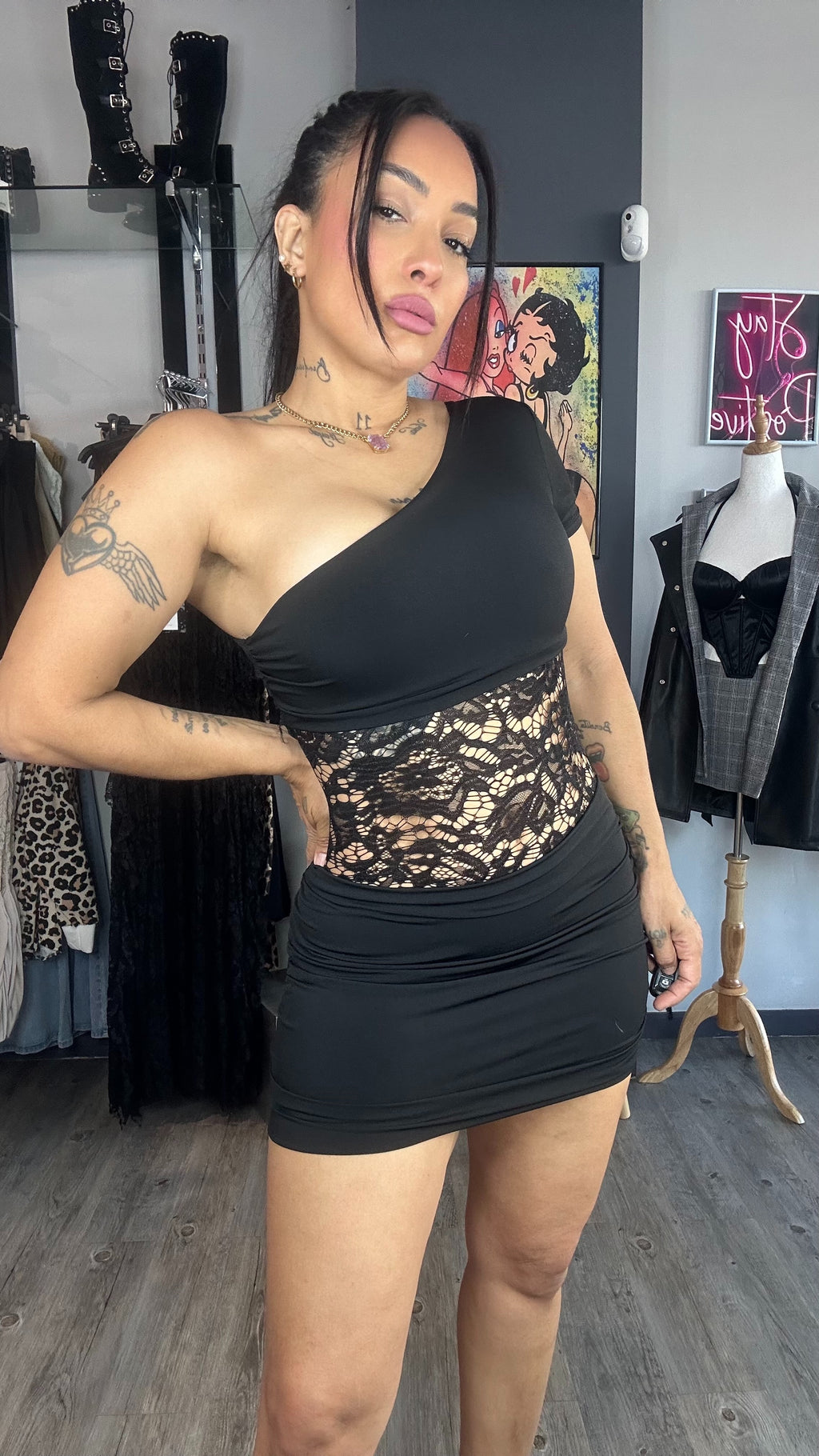 Vestido asimétrico encaje