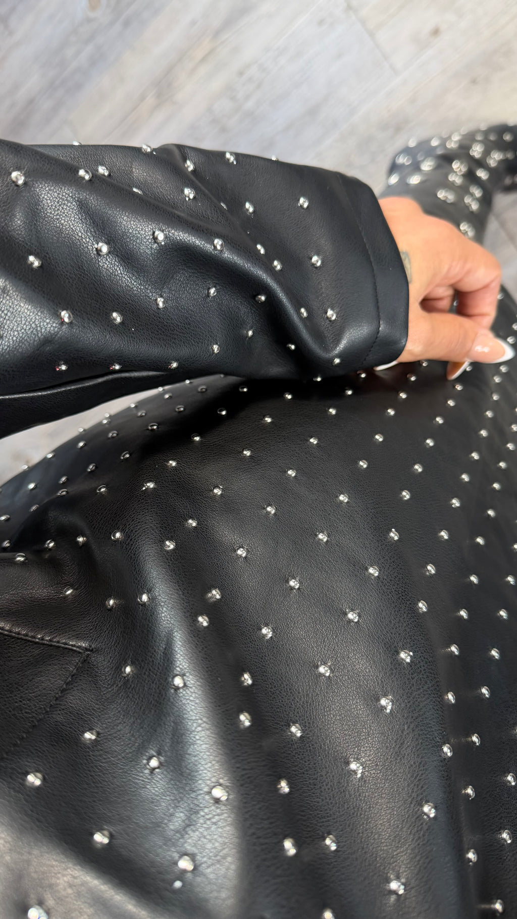 Gabardina de cuero alta, calidad, importada y detalles de tachuelas