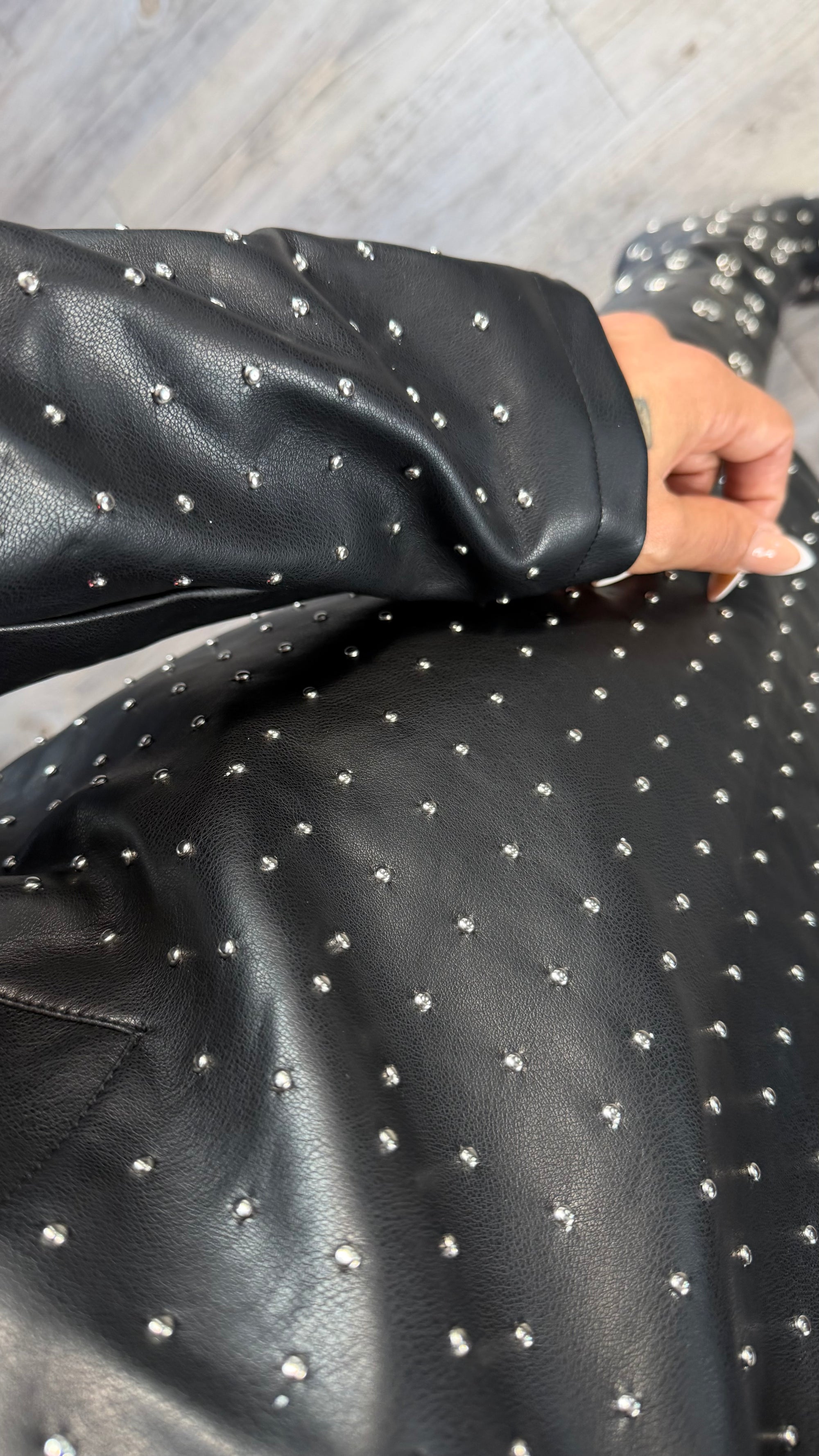 Gabardina de cuero alta, calidad, importada y detalles de tachuelas