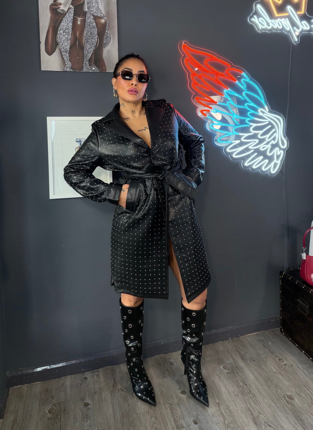 Gabardina de cuero alta, calidad, importada y detalles de tachuelas