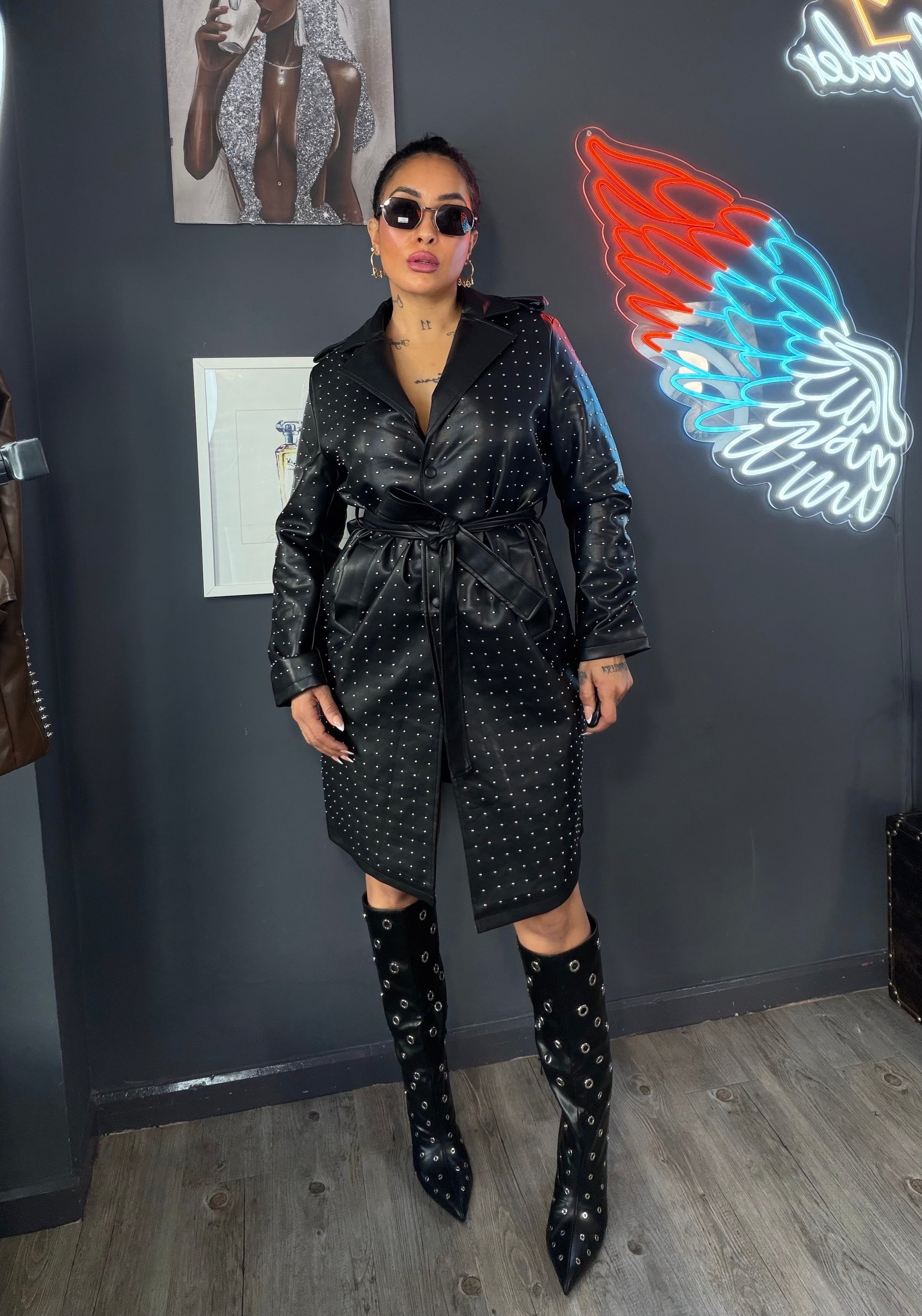 Gabardina de cuero alta, calidad, importada y detalles de tachuelas