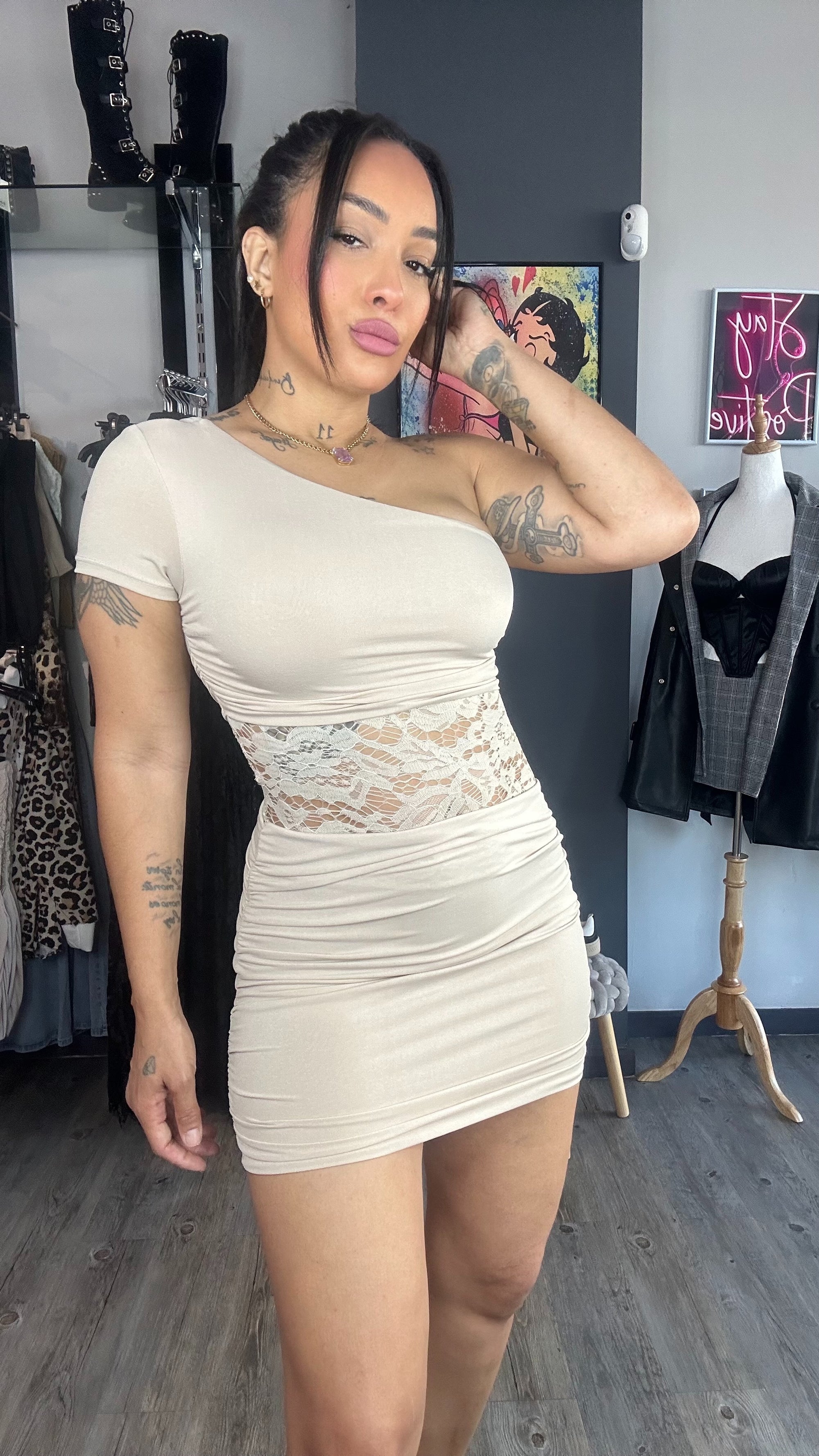 Vestido asimétrico encaje