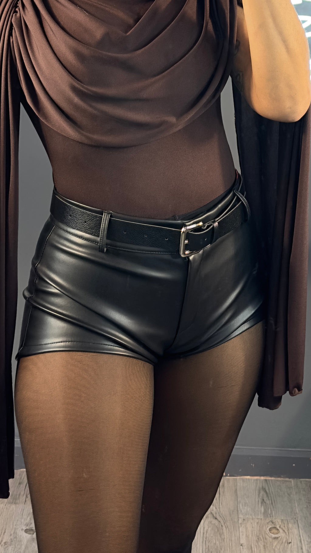 Shorts poli piel cinturón