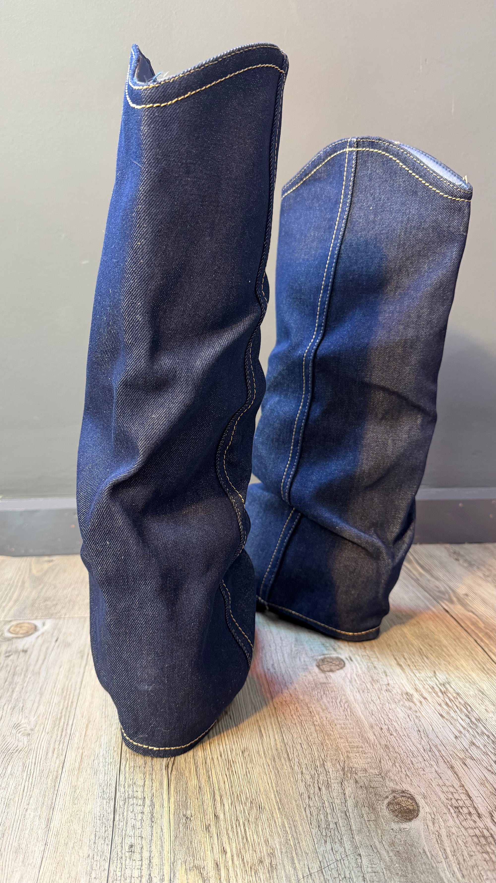 ￼ Botas, pantalón Cowboy vaquera oscura