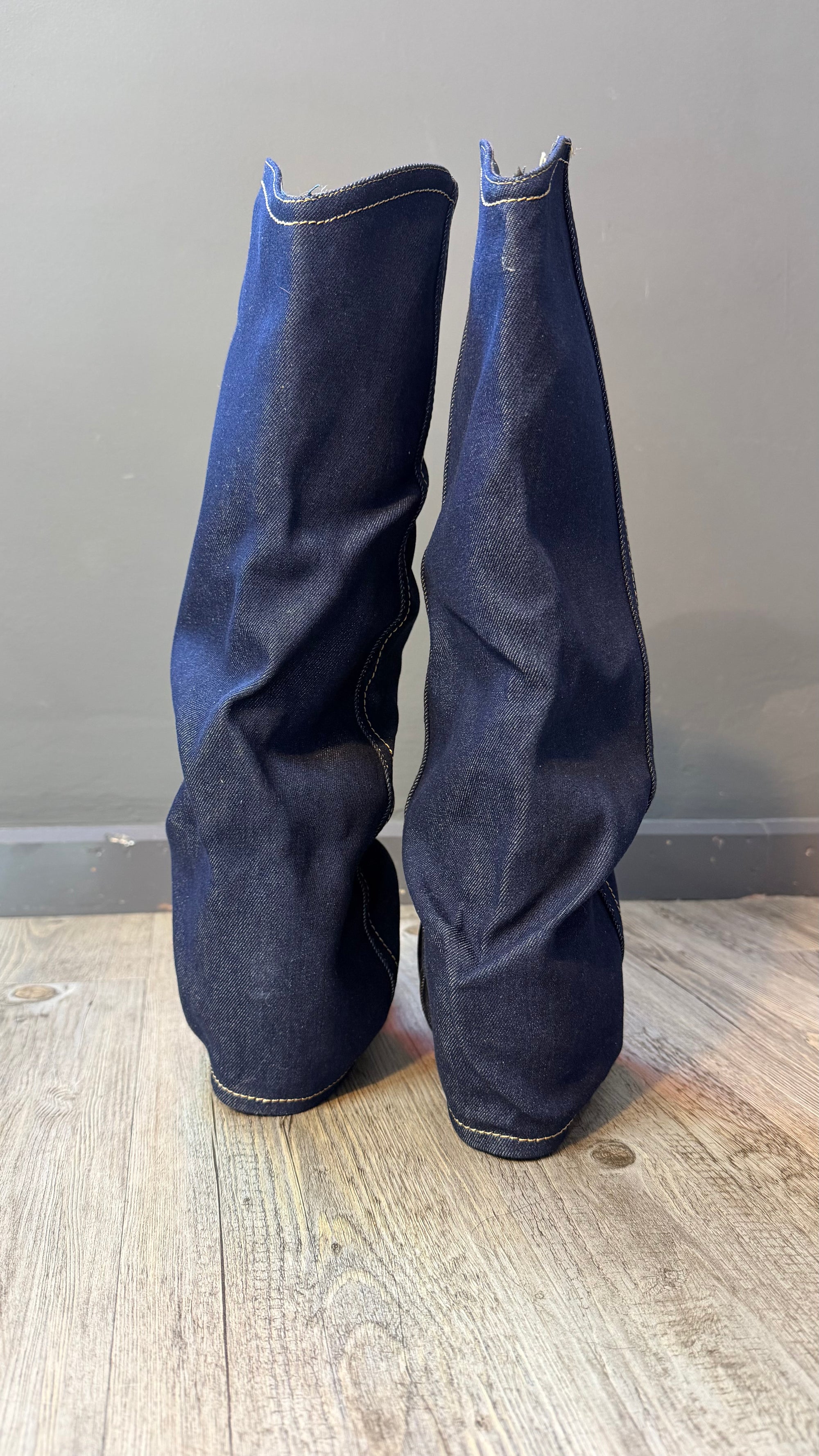 ￼ Botas, pantalón Cowboy vaquera oscura