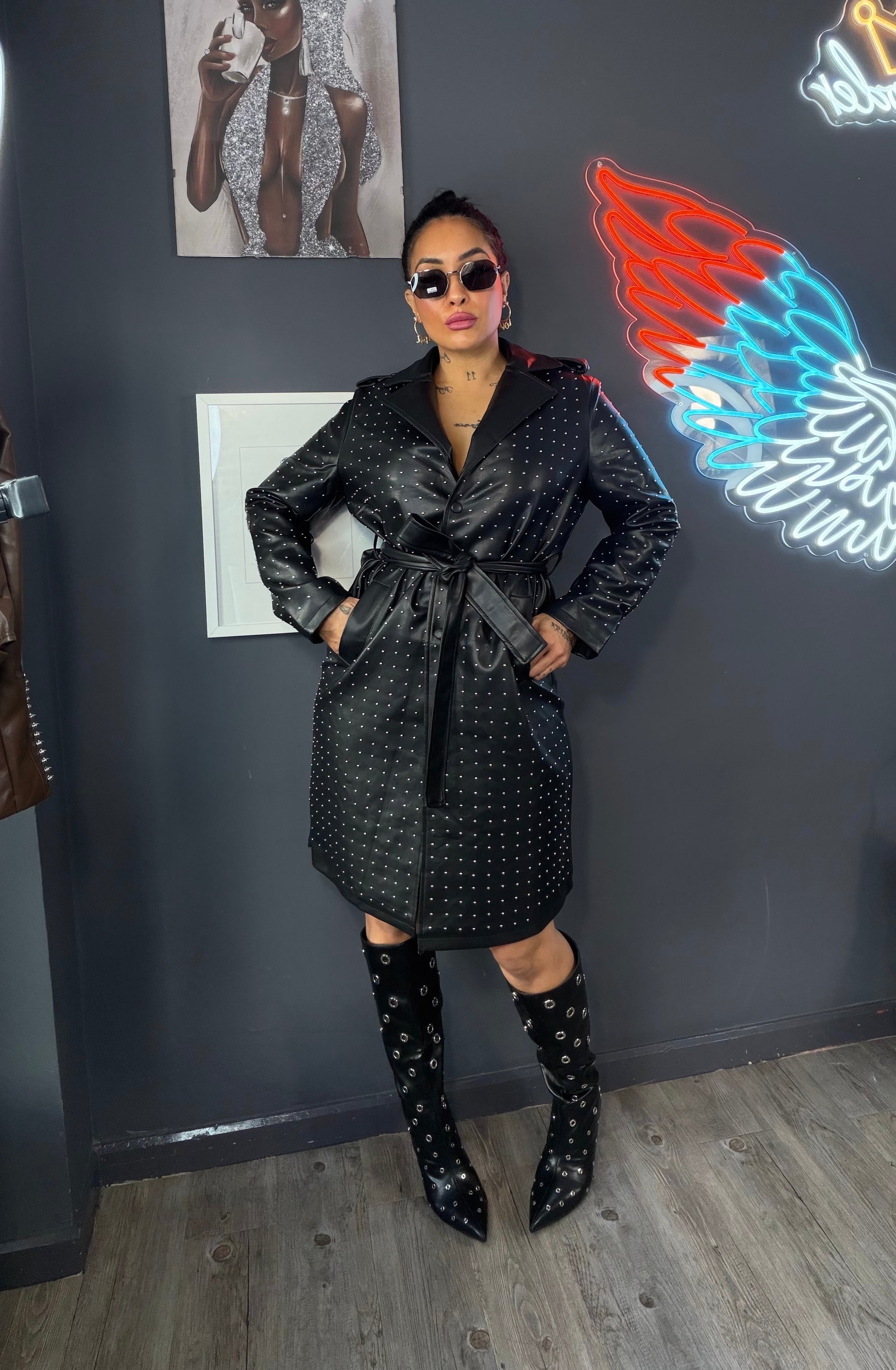 Gabardina de cuero alta, calidad, importada y detalles de tachuelas