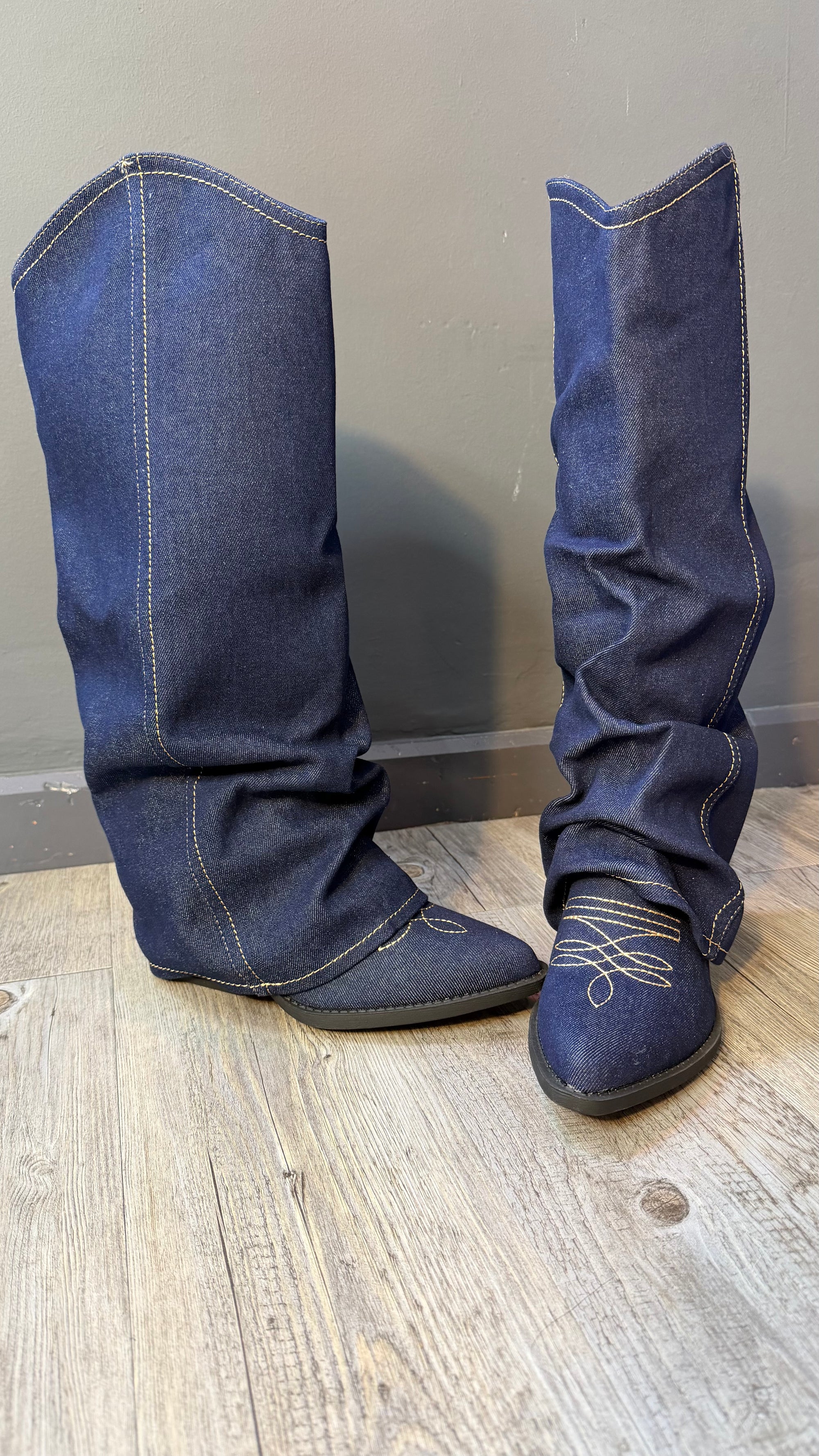 ￼ Botas, pantalón Cowboy vaquera oscura