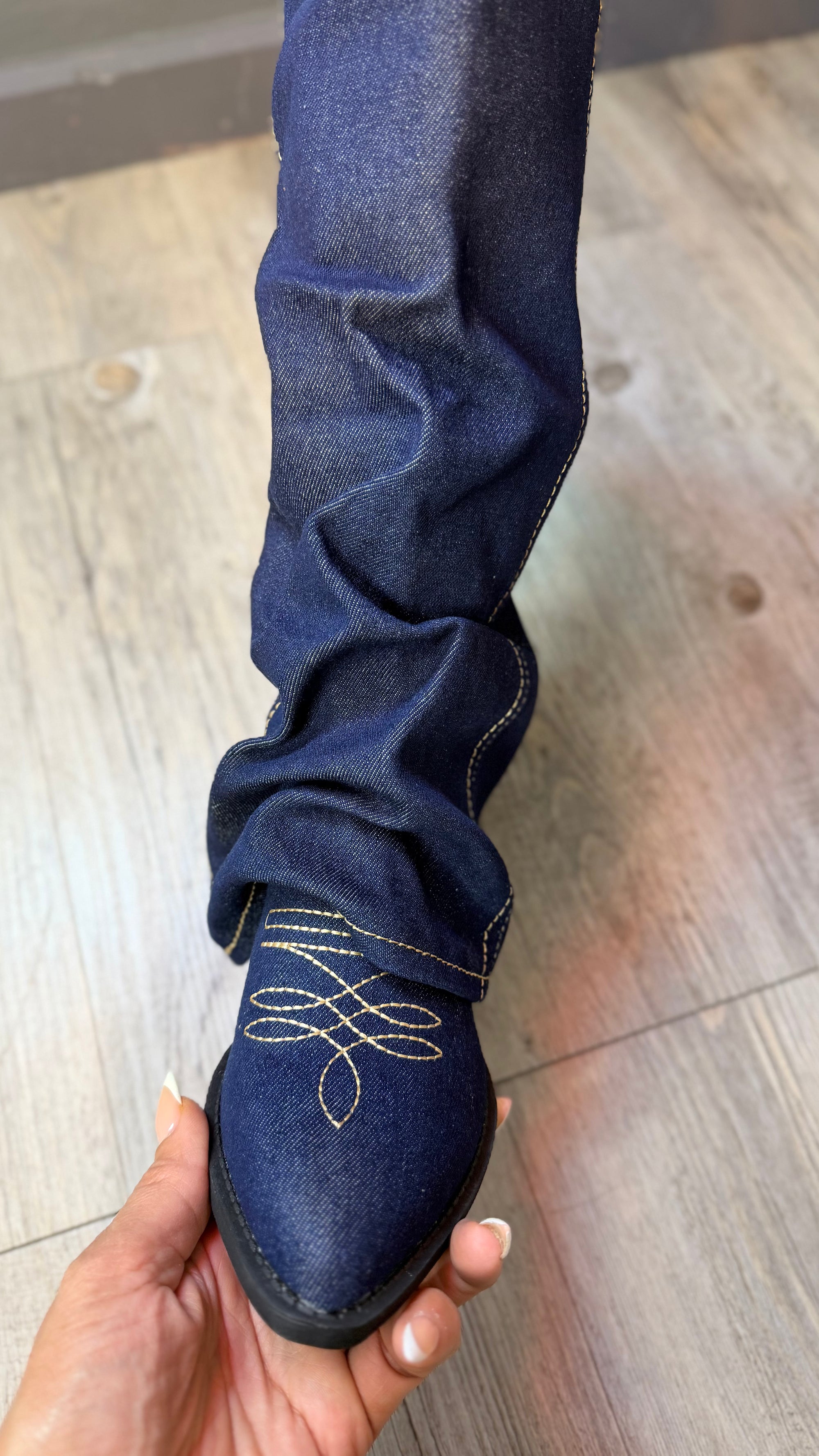 ￼ Botas, pantalón Cowboy vaquera oscura